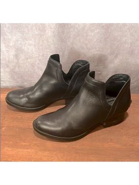 Sorel slip on ankle Chelsea boot black nubuck leather size 7